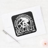 Onderschat nooit een oude man op een fiets. vierkante sticker (Envelop)