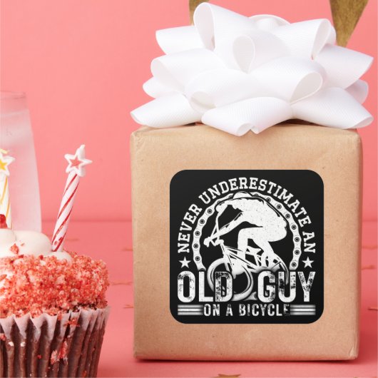 Onderschat nooit een oude man op een fiets. vierkante sticker (Feest)