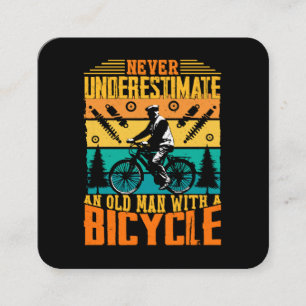 Onderschat nooit een oude man op een fiets vierkante visitekaartje