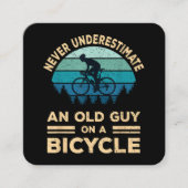 Onderschat nooit een oude man op een fiets. vierkante visitekaartje (Voorkant)