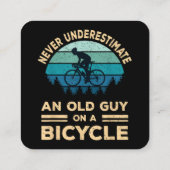 Onderschat nooit een oude man op een fiets. vierkante visitekaartje (Achterkant)
