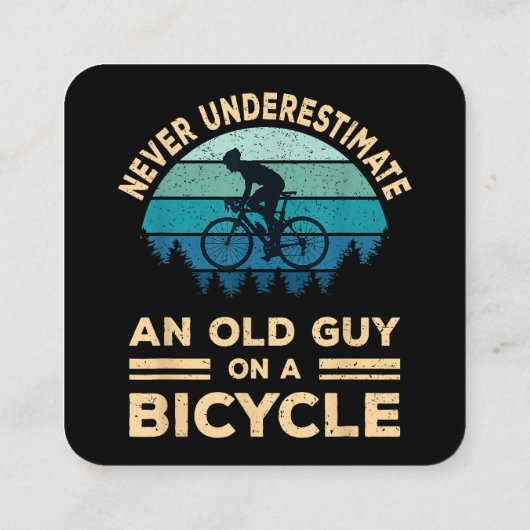 Onderschat nooit een oude man op een fiets. vierkante visitekaartje (Achterkant)