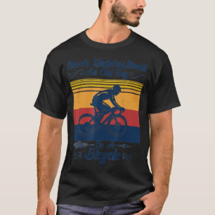 Onderschat nooit een oude man op een fiets Vintag T-shirt