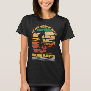 Onderschat nooit een oude man op een fiets voor BI T-shirt
