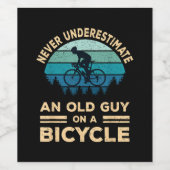 Onderschat nooit een oude man op een fiets. wijn etiket (Enkel label)