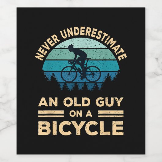 Onderschat nooit een oude man op een fiets. wijn etiket (Enkel label)