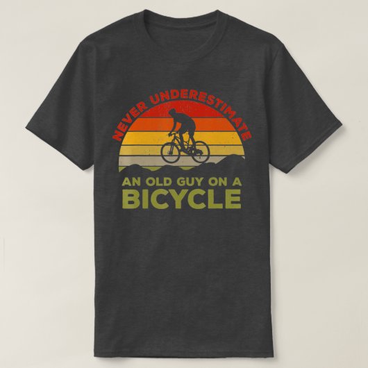 Onderschat nooit een oude man op een fietscyclin t-shirt (Design voorkant)