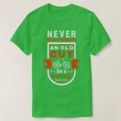 Onderschat nooit een oude man op een fietscyclin t-shirt (Design voorkant)