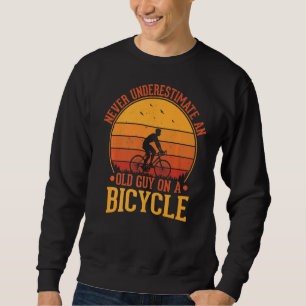 Onderschat nooit een oude man op een fietscyclin trui