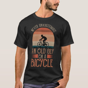Onderschat nooit een oude man op een fietscyclus t-shirt