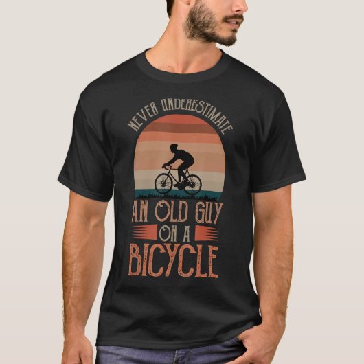 Onderschat nooit een oude man op een fietscyclus t-shirt (Voorkant)