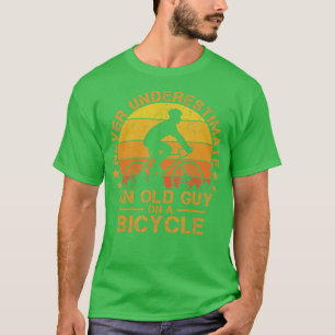 Onderschat nooit een oude man op een fietstak C T-shirt