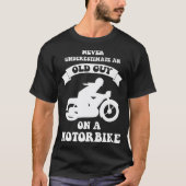 Onderschat nooit een oude man op een motorfiets. t-shirt (Voorkant)
