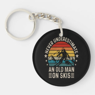 Onderschat Nooit Een Oude Man Op Skiën Retro Sleutelhanger