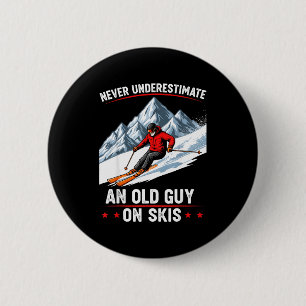 Onderschat Nooit Een Oude Man Op Ski's Grappige Sk Ronde Button 5,7 Cm