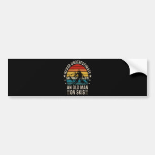 Onderschat Nooit Een Oude Man Op Ski's Retro Bumpersticker