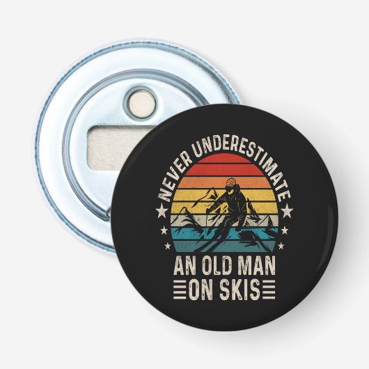 Onderschat nooit een oude man op skis Retro  Button Flesopener (Voorkant)