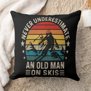 Onderschat Nooit Een Oude Man Op Ski's Retro Kussen
