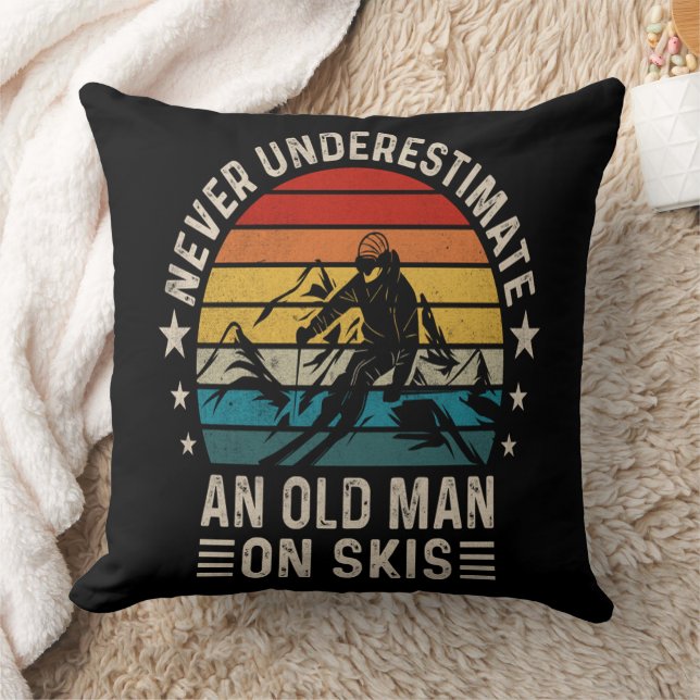 Onderschat Nooit Een Oude Man Op Ski's Retro Kussen (Deken)