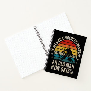 Onderschat nooit een oude man op skis Retro Notitieboek