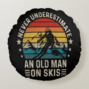 Onderschat Nooit Een Oude Man Op Ski's Retro Rond Kussen