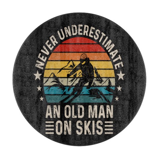 Onderschat Nooit Een Oude Man Op Ski's Retro Snijplank (Voorkant)