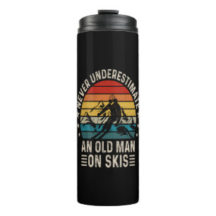 Onderschat Nooit Een Oude Man Op Ski's Retro Thermosbeker