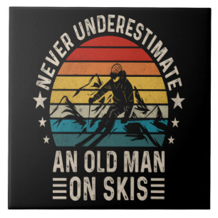 Onderschat Nooit Een Oude Man Op Ski's Retro Zonso Tegeltje