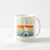 Onderschat nooit een oude man Opa Pickleb Koffiemok (Voorkant rechts)