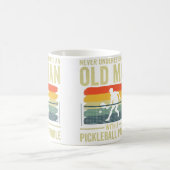 Onderschat nooit een oude man Opa Pickleb Koffiemok (Center)