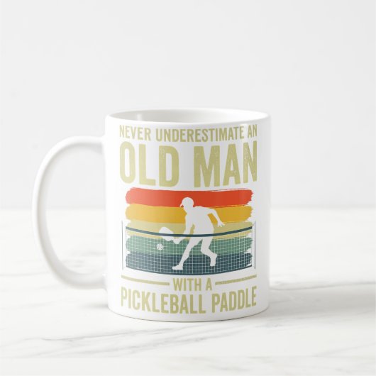 Onderschat nooit een oude man Opa Pickleb Koffiemok (Links)