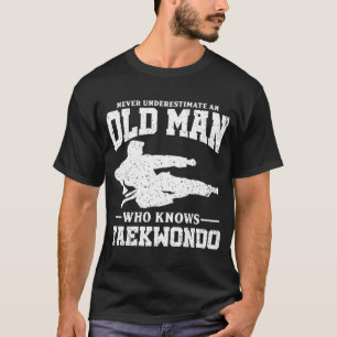 Onderschat nooit een oude Man Taekwondo Hoodie T-shirt