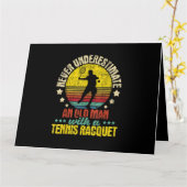 Onderschat nooit een oude man - Tennisracket-spo Kaart (Gele Bloem)