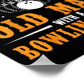 Onderschat nooit een oude Mannen bowlingbal Poster (Hoek)