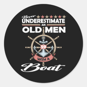 Onderschat nooit een oude met een boot 59 ronde sticker