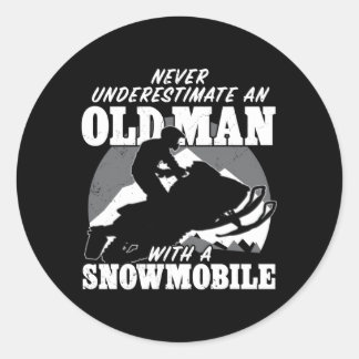 Onderschat nooit een oude met een sneeuwscooter ronde sticker