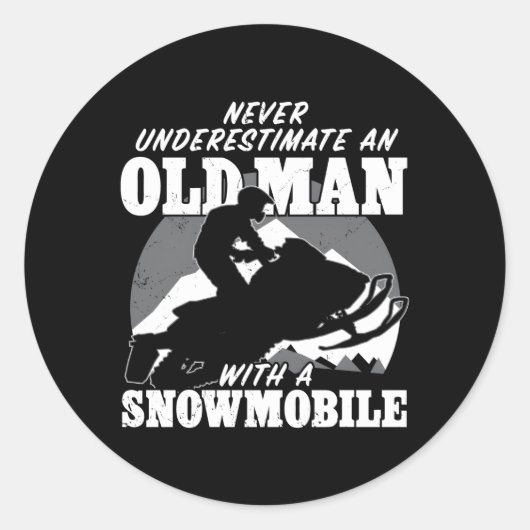 Onderschat nooit een oude met een sneeuwscooter ronde sticker (Voorkant)