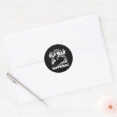 Onderschat nooit een oude met een sneeuwscooter ronde sticker (Envelop)