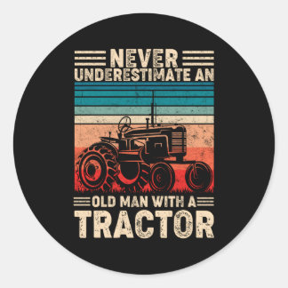 Onderschat nooit een oude met een trekker Boerderi Ronde Sticker