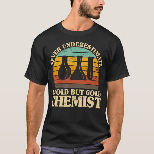 Onderschat nooit een oude scheikundige Nerdy schei T-shirt (Voorkant)