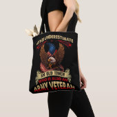 Onderschat nooit een oude tijdopnemer die ook een  tote bag (Dichtbij)