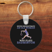 Onderschat nooit een oude vrouw die domino speelt sleutelhanger (Voorkant)