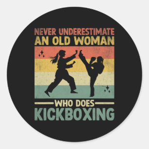 Onderschat nooit een oude vrouw die kickbokst ronde sticker