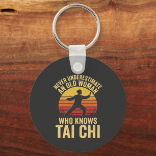 Onderschat nooit een oude vrouw die Tai Chi kent Sleutelhanger