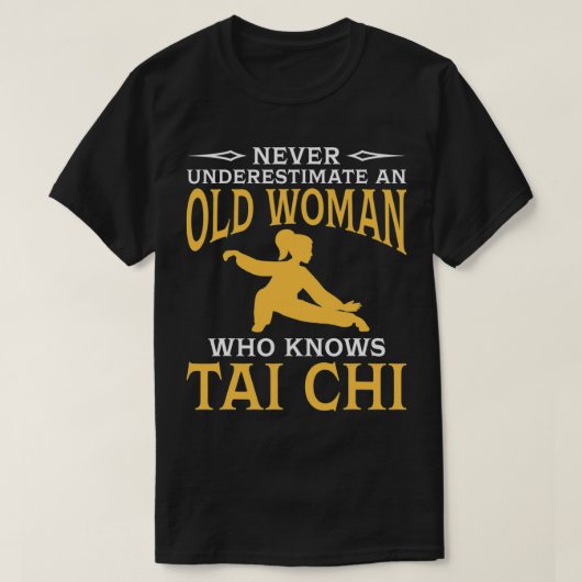 Onderschat nooit een oude vrouw die Tai Chi kent T-shirt (Design voorkant)