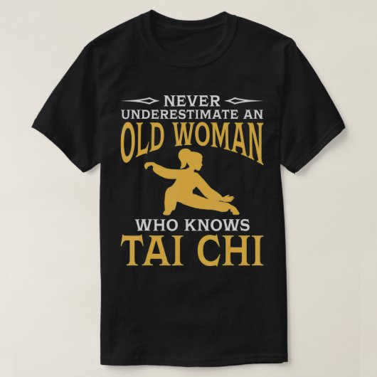 Onderschat nooit een oude vrouw die Tai Chi kent T-shirt (Design voorkant)