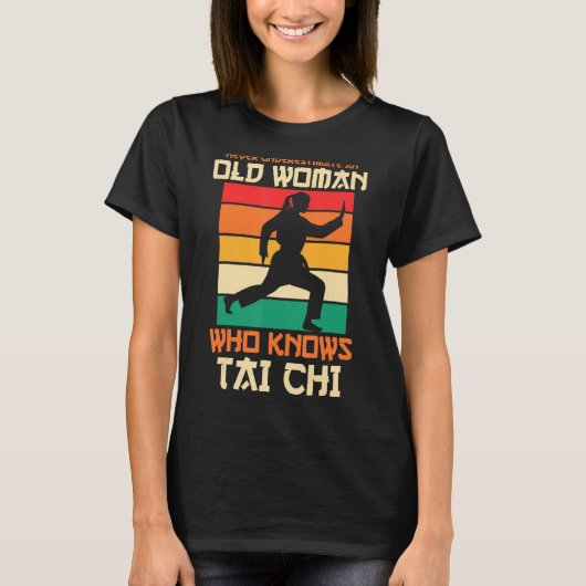 Onderschat nooit een oude vrouw die Tai Chi kent T-shirt (Voorkant)