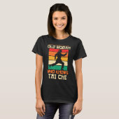 Onderschat nooit een oude vrouw die Tai Chi kent T-shirt (Voorkant volledig)