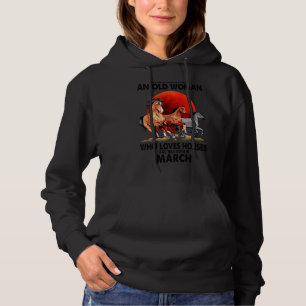 Onderschat nooit een oude vrouw die van paarden ho hoodie