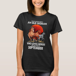 Onderschat nooit een oude vrouw die van paarden ho t-shirt